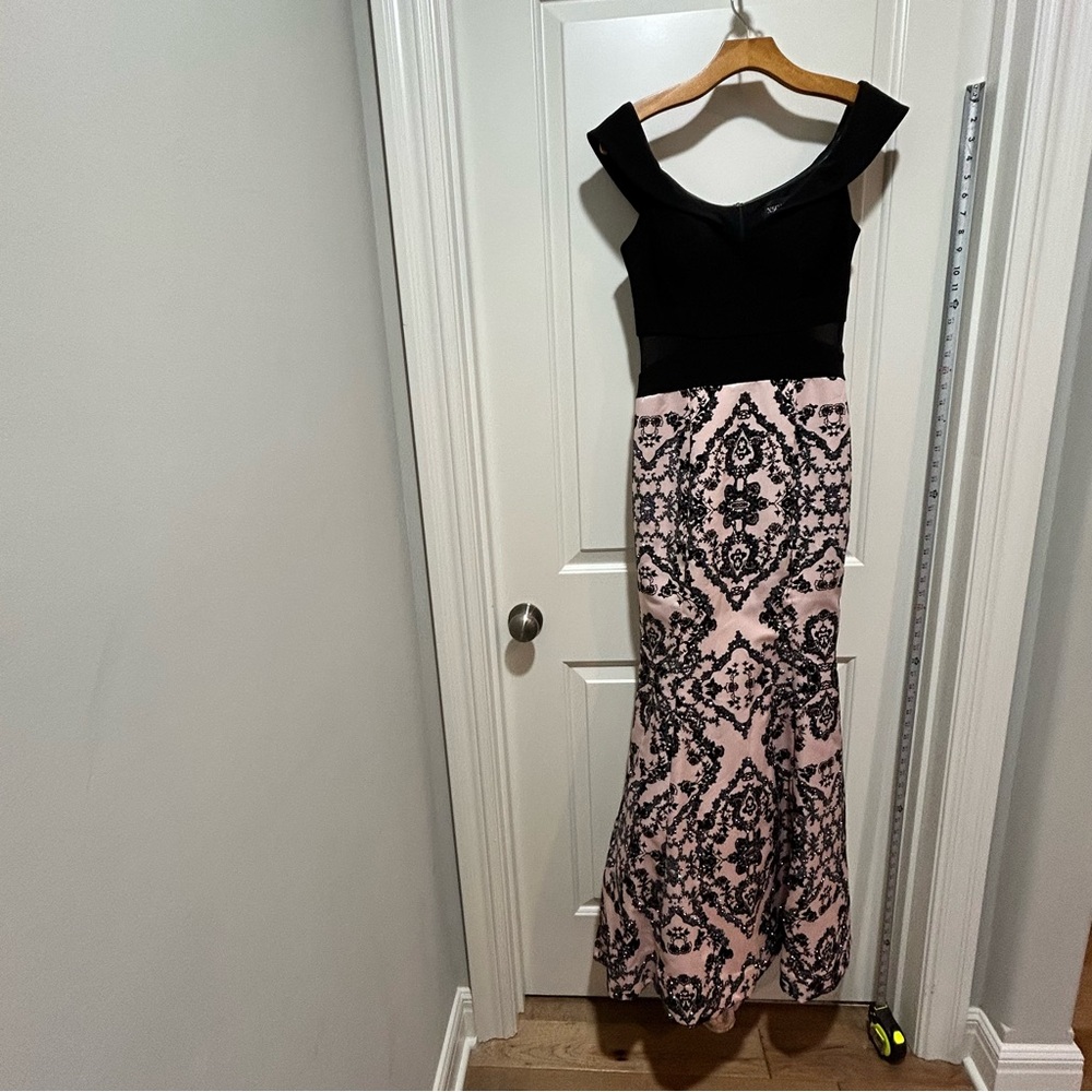 Xscape womens size 8 Elegant Black & Blush Lace Evening Gown. Like new